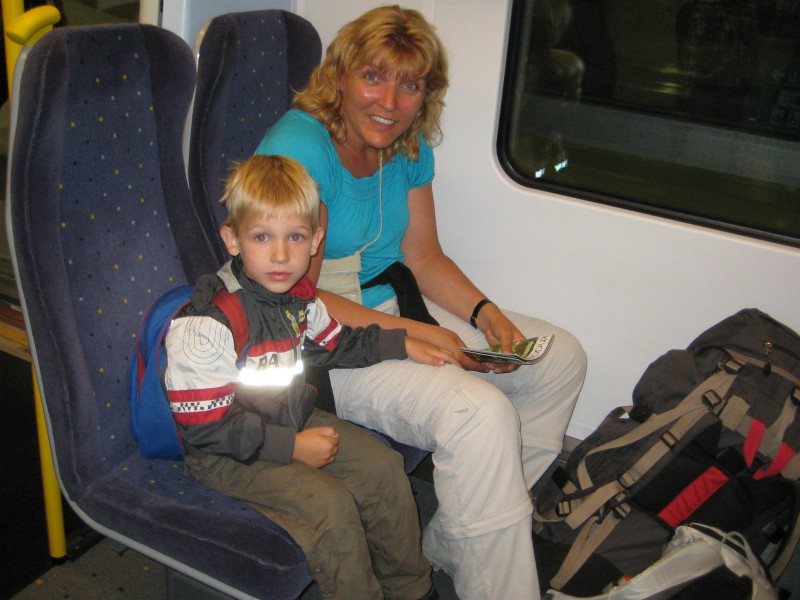 Met de rugzakken in de trein van het vliegveld naar Bangkok