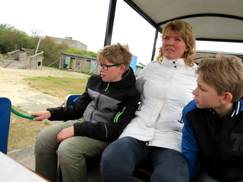 Het treintje rijdt ons langs de verschillende attracties