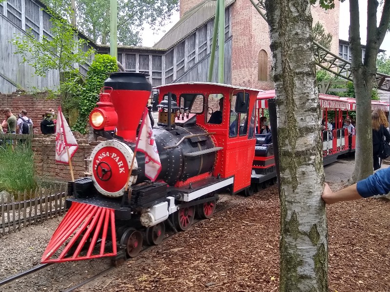 Het treintje maakt een rondrit over Hansa-Park