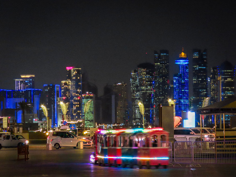 Het treintje in beweging dichtbij Souq Waqif