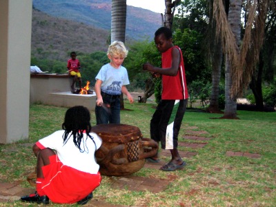 Zeb leert trommelen van de Afrikaanse kinderen