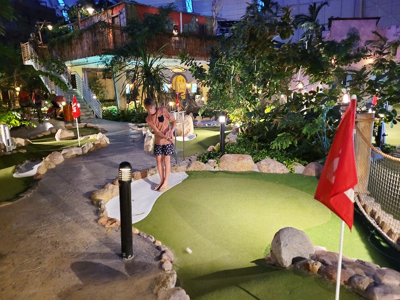 Als er minigolf is, dan spelen wij minigolf...