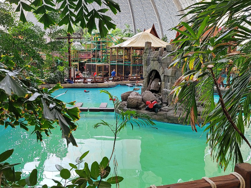 De Tropino Club. Het water waar de piratenbootjes kunnen varen met het klimtoestel op de achtergrond