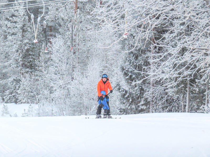 Een vader en zijn kind op de pistes van Trysil, Noorwegen
