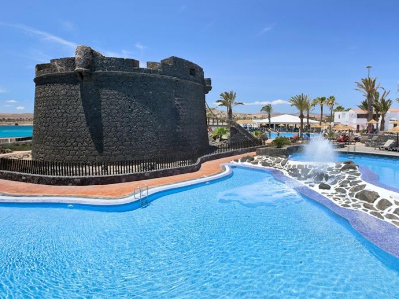 Het zwembad van Barceló Castillo Resort, met een deel van het originele kasteel