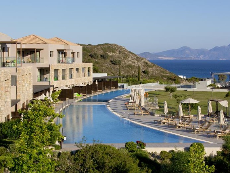 Uitzicht op één van de zwembaden van het luxe hotelresort voor gezinnen Blue Lagoon Village op Kos, Griekenland