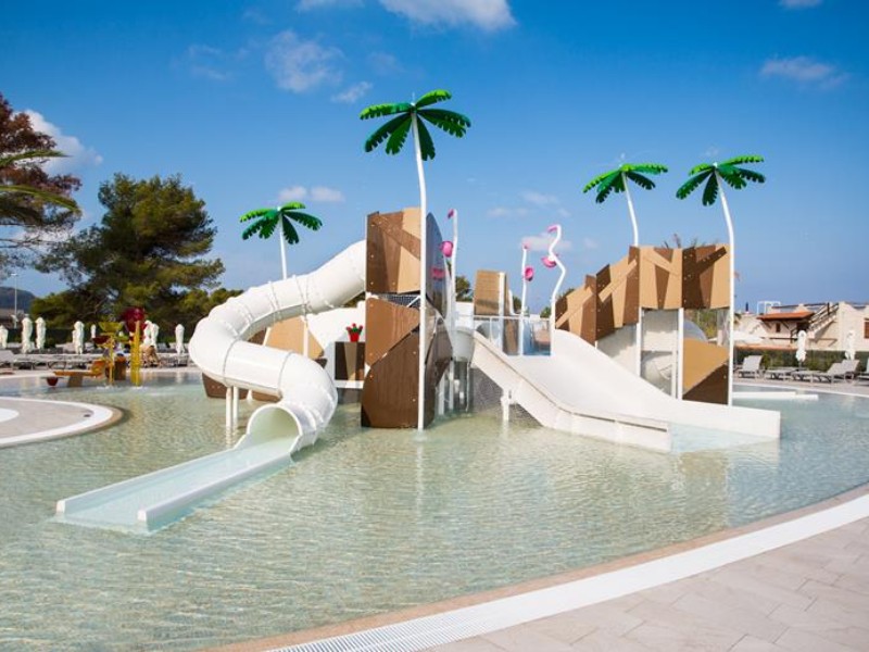 Waterspeeltoestel bij Taraida Beach
