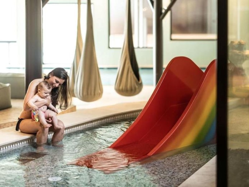 Lekker ontspannen inhet warme water met je baby tijdens een wintersportvakantie in het Italiaanse Zuid-Tirol