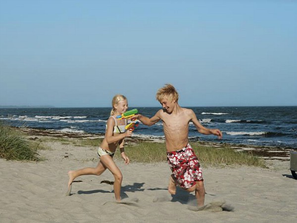Kinderen spelen op het strand bij Vakatniepark Marielyst