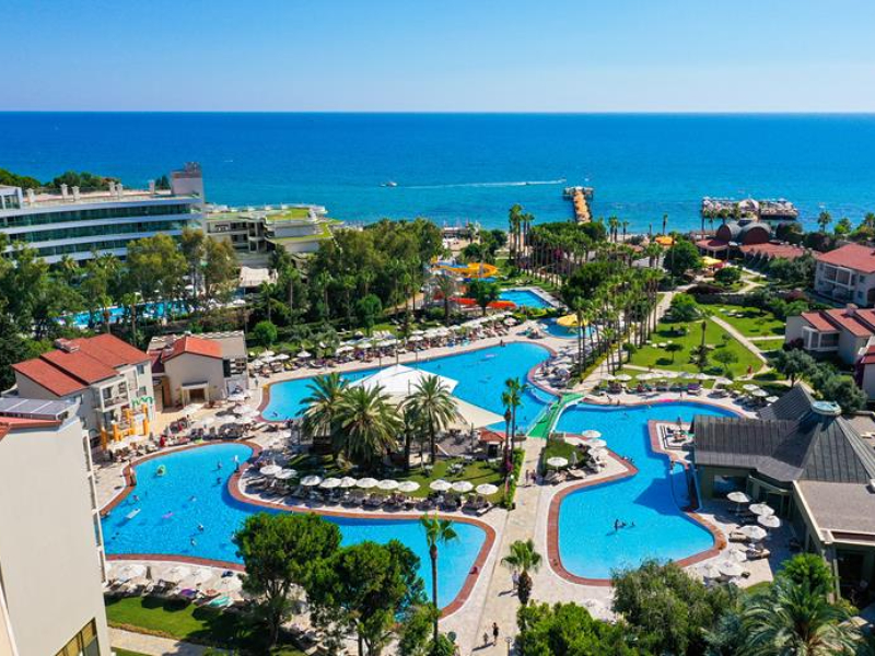 Uitzicht over het hotel Arum Barut nabij de stad Side, in Turkije