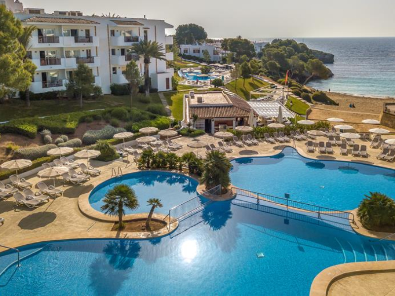 Uitzicht over het zwembad en de baai bij Inturotel Esmeralda Park op Mallorca