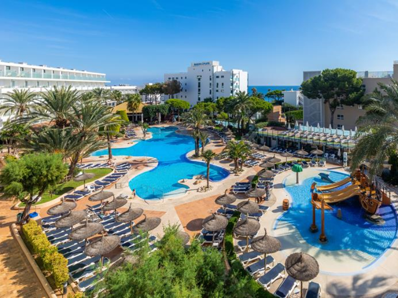 Het zwembad bij hotel Marins Playa in Mallorca