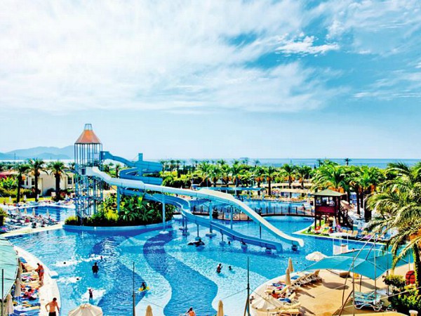 Zwembad met glijbanen bij Tropical Resort