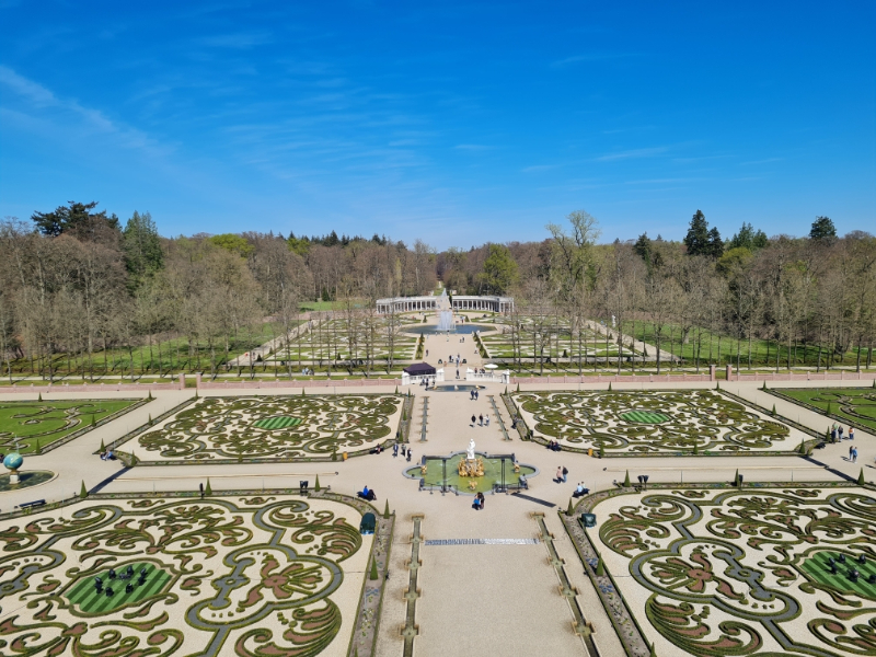De tuinen van het paleis, met achterin de grote fontein