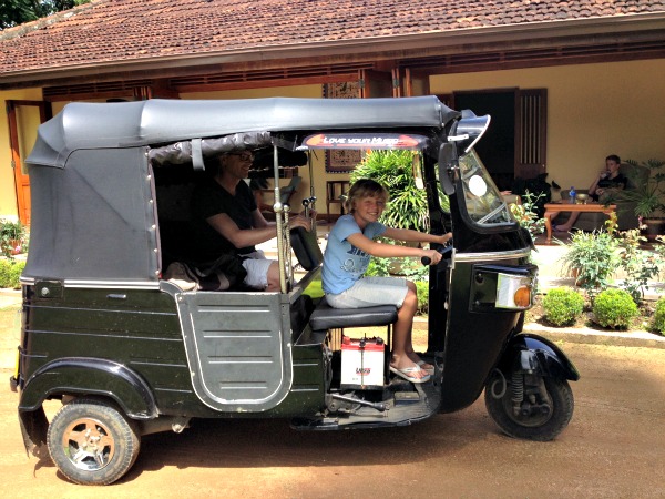 Met een tuk-tuk door Sri Lanka