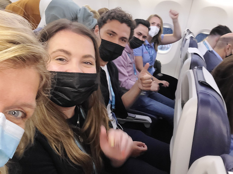 Met mondkapjes in het vliegtuig