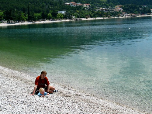 Op een kiezelstrand bij een tussenstop langs de Kroatische kust