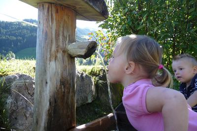 Samen proeven van het bergwater Samen proeven van het bergwater