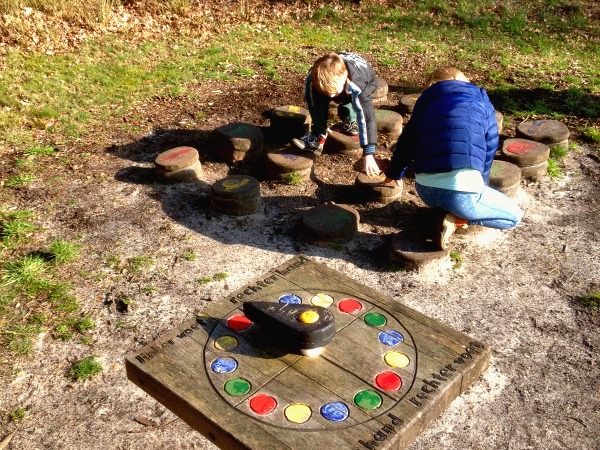 Leuke wandeltochten met spelletjes in het bos