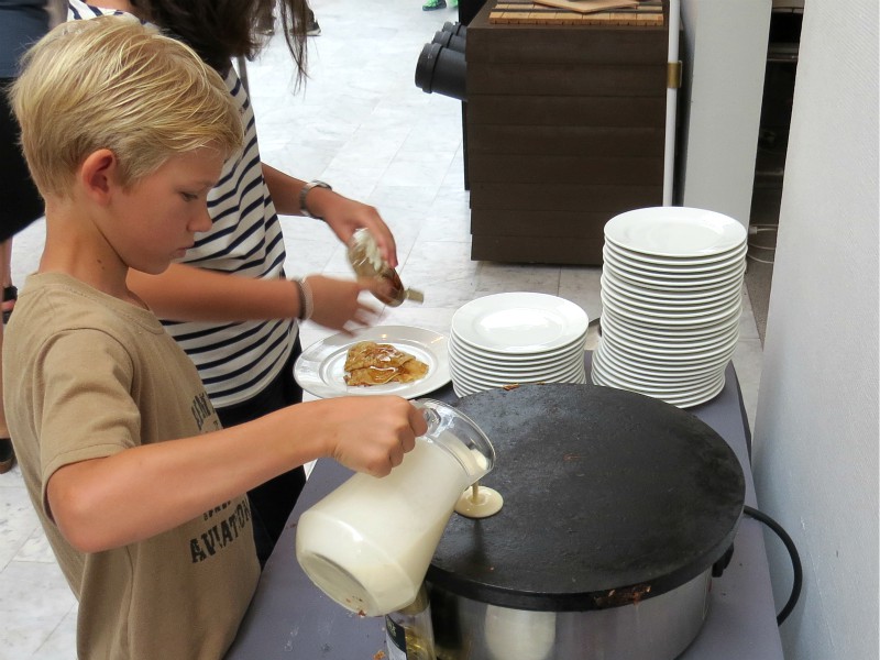 Tycho bakt zijn eigen pannenkoeken bij het ontbijt