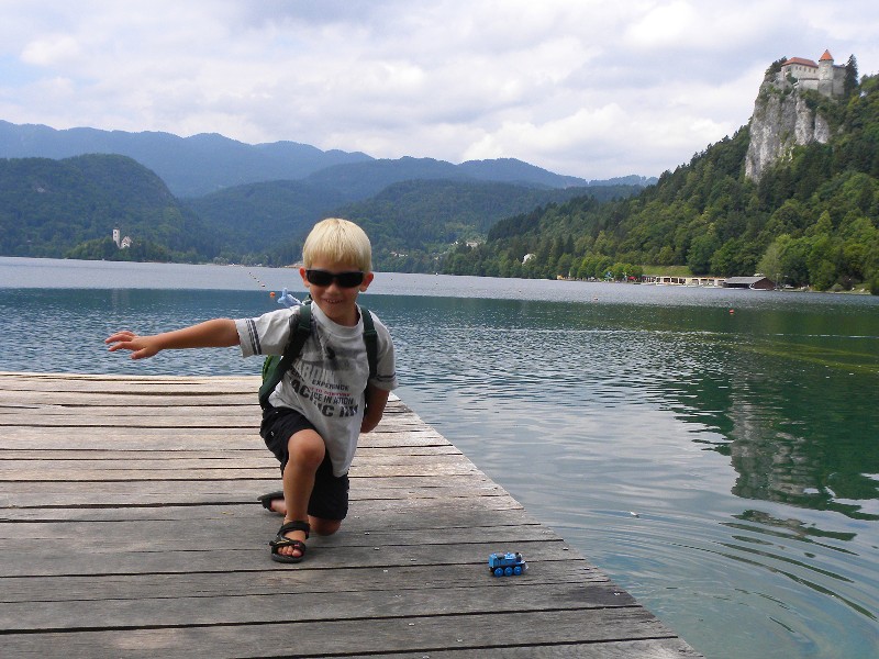 Onze Tycho aan het meer van Bled