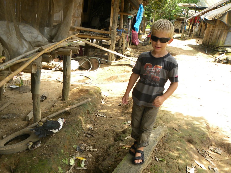 Tycho in het bergdorpje van de Lisu stam