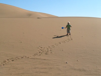 Tycho vermaakt zich in de woestijn van Marokko