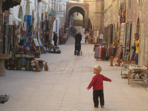 Tycho van 2 kijkt zijn ogen uit in Essaouira, Marokko