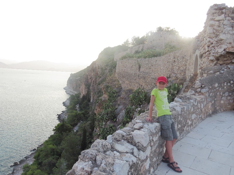Tycho bij het fort op het schierleiland van Nafplio