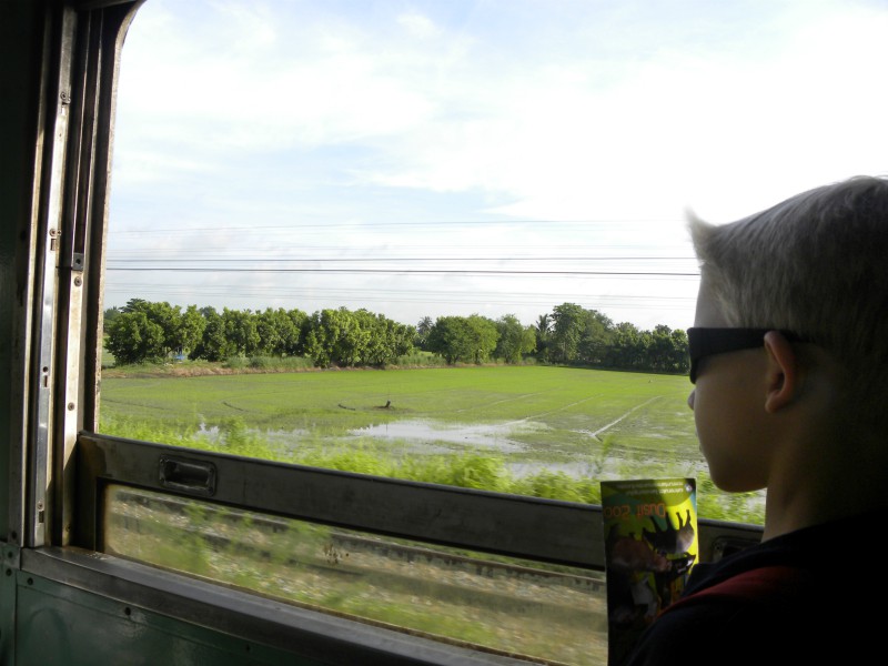 Tycho in de trein naar Kanchanaburi