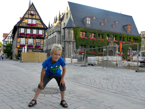 Tycho poseert in het mooie stadje Quedlinburg