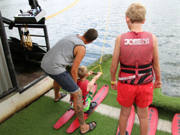 Tycho klaar voor de start bij Waterski Twente bij Recreatieplas het Rutbeek