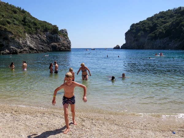 Tycho op het strand van Paleokastritsa