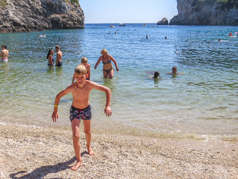 Zwemmen bij een mooie baai bij Paleokastritsa