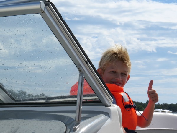 Tycho vindt het geweldig op de boot van Stefan