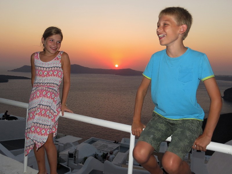 Tycho en Valerie bij de zonsondergang in Fira