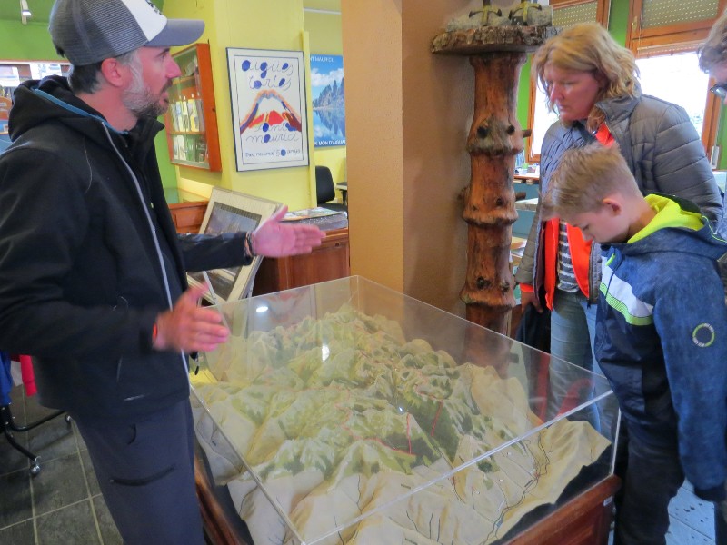 Tycho krijgt uitleg in het Informatiecentrum