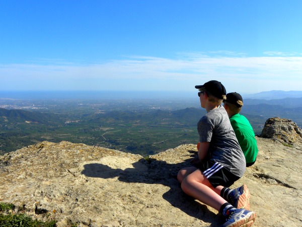 De bergen van Prades in Catalonië, met uitzicht op zee