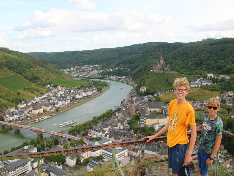 Zeb en Tycho kijken uit over Cochem met de Rijksburcht aan de Moezel