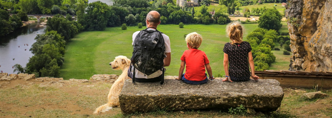 Freddie en haar gezin kijken uit over een vallei in de Perigord Noir, Dordogne