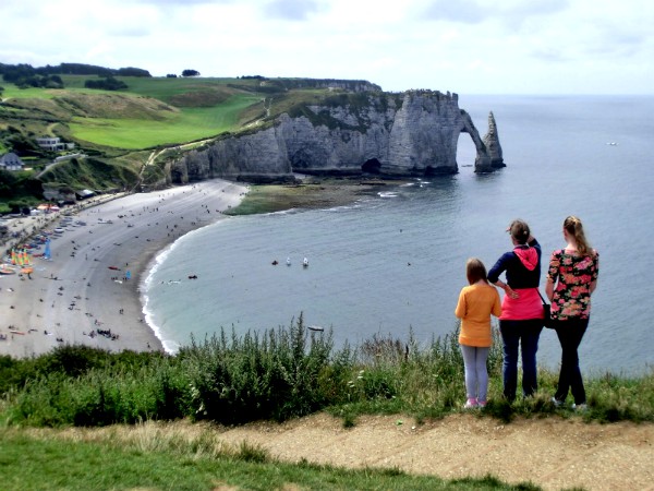 Uitkijken over het strand van Etretat in Normandië