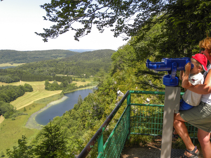 Tycho geniet van het uitzicht over de meren in de Jura