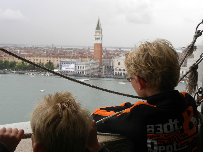 We kijken uit over het San Marco plein in Venetië