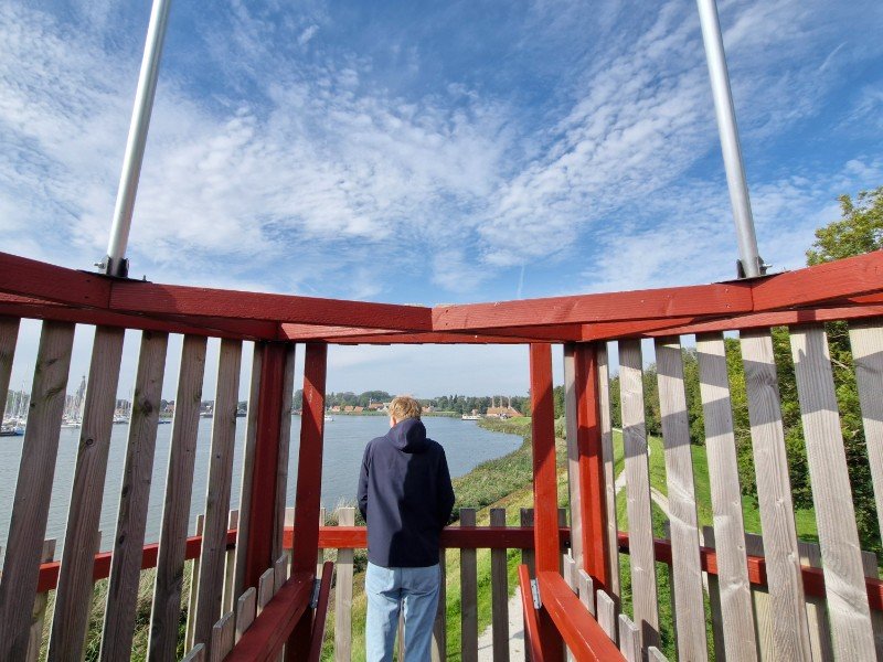 Achter in het Zuiderzee museum staat een uitkijktoren met uitzicht op Enkhuizen en het Zuiderzeemuseum