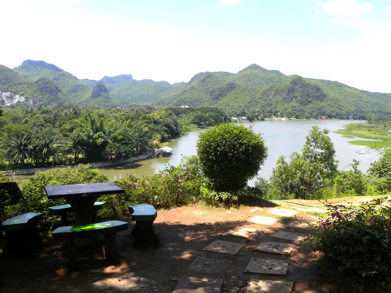 Uitzicht over de Rivier Kwai in Kanchanaburi