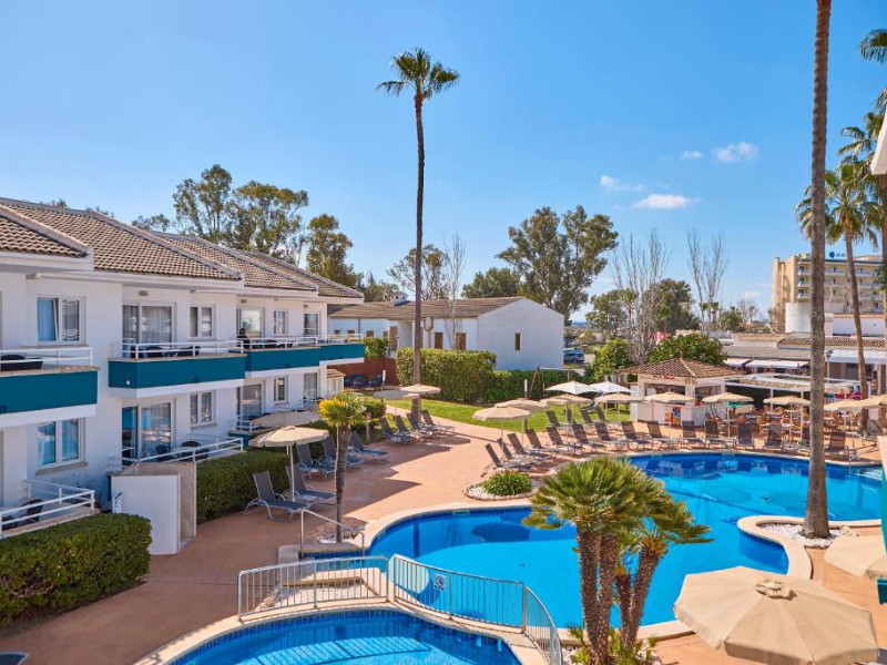 Het zwembad van Universal Aparthotel Elisa