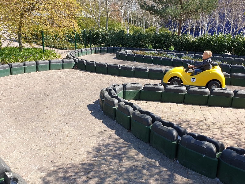 De kleintjes kunnen lekker rijden in een elektrische auto