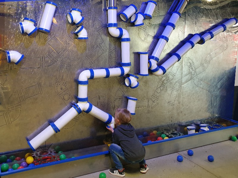 Een eigen ballenbaan maken bij Universe Science Park