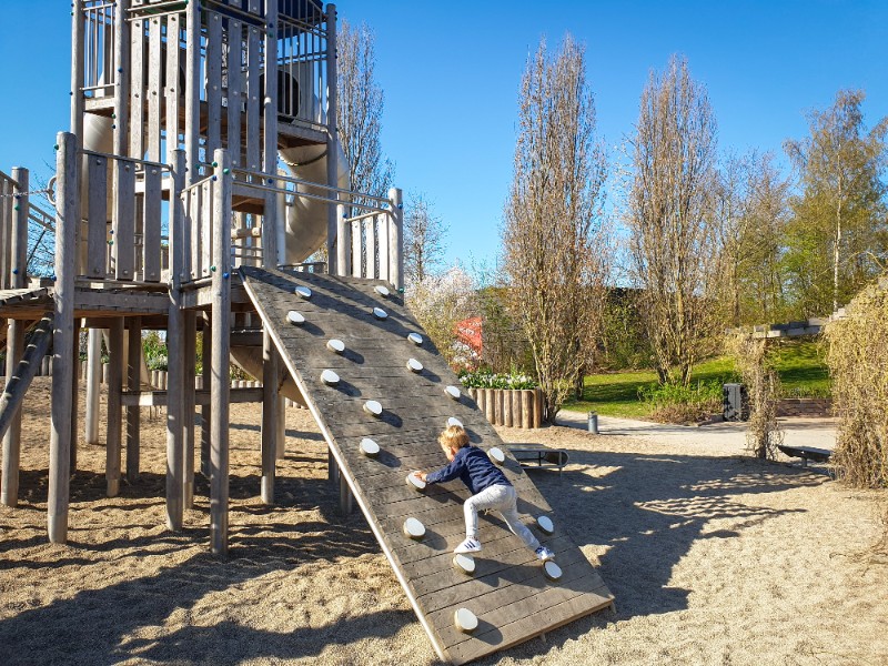 spelen in de speeltuin
