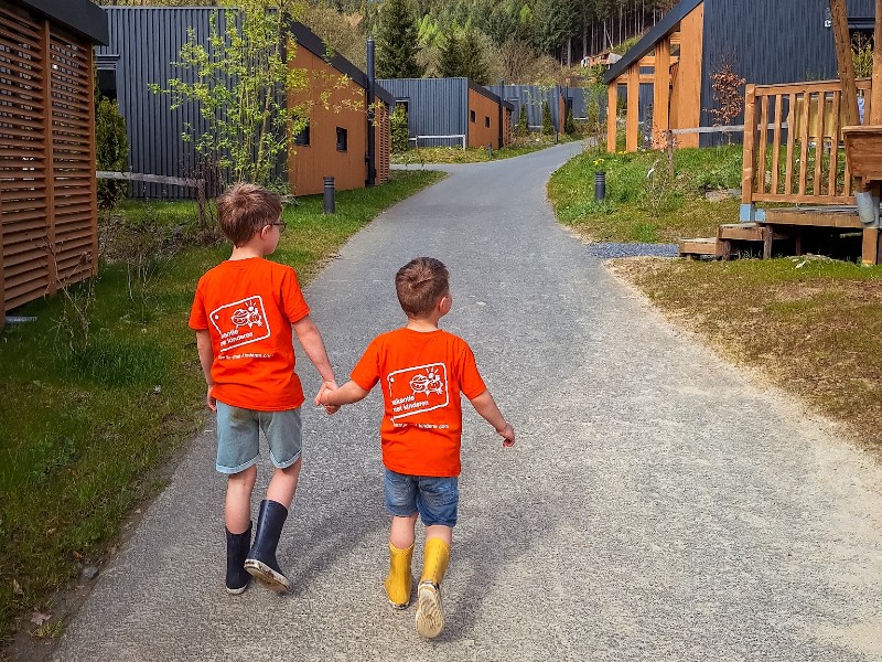 Teruglopen naar de cottage na het spelen op het vakantiepark Upland Parcs in het Duitse Sauerland.